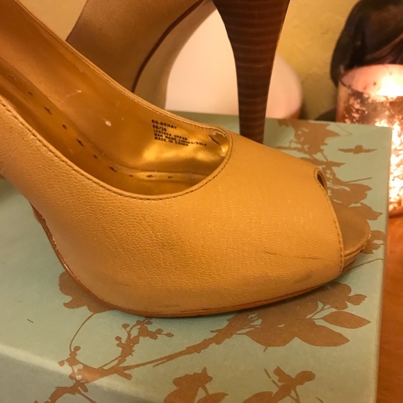 BCBGirls gold peep toe shoes - Picture 4 of 5